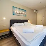 Luxury Loma 1